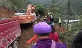 群众爆料路段塌方事件视频,XX路段发生塌方，现场紧急救援