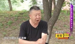 男网红和大妈大爷吃瓜,趣味横生一幕引热议