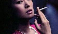 爆料女明星抽烟视频,某知名女明星吸烟画面曝光，引发网友热议